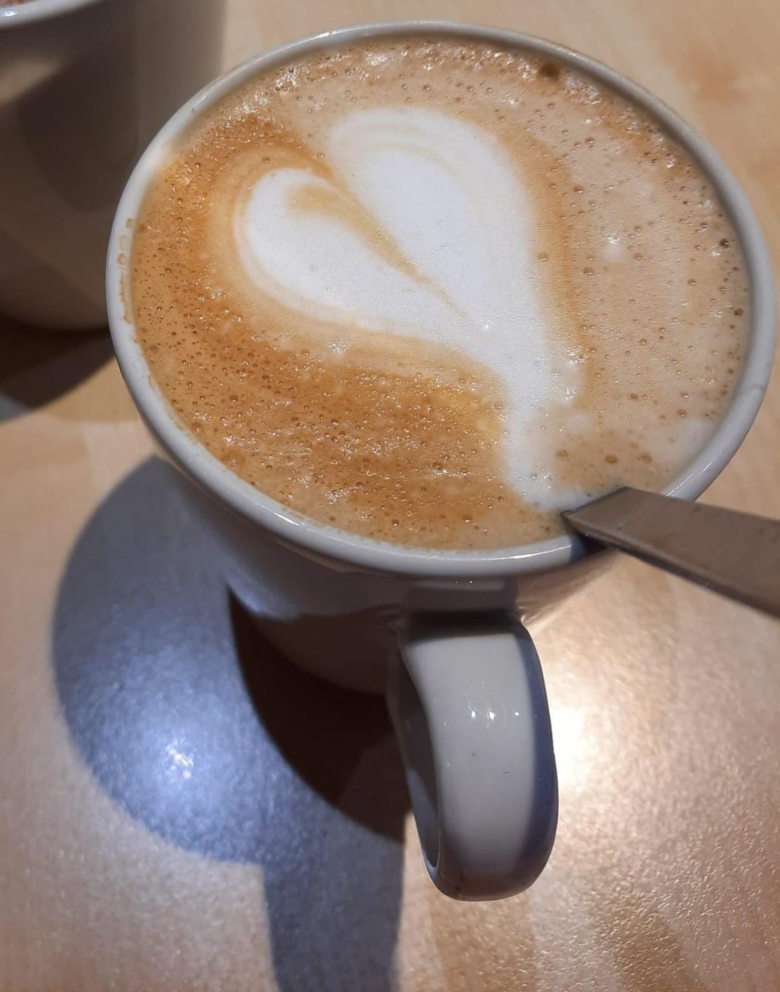 Mukillinen kahvia. Kahvin pinnalla sydänkuvio.